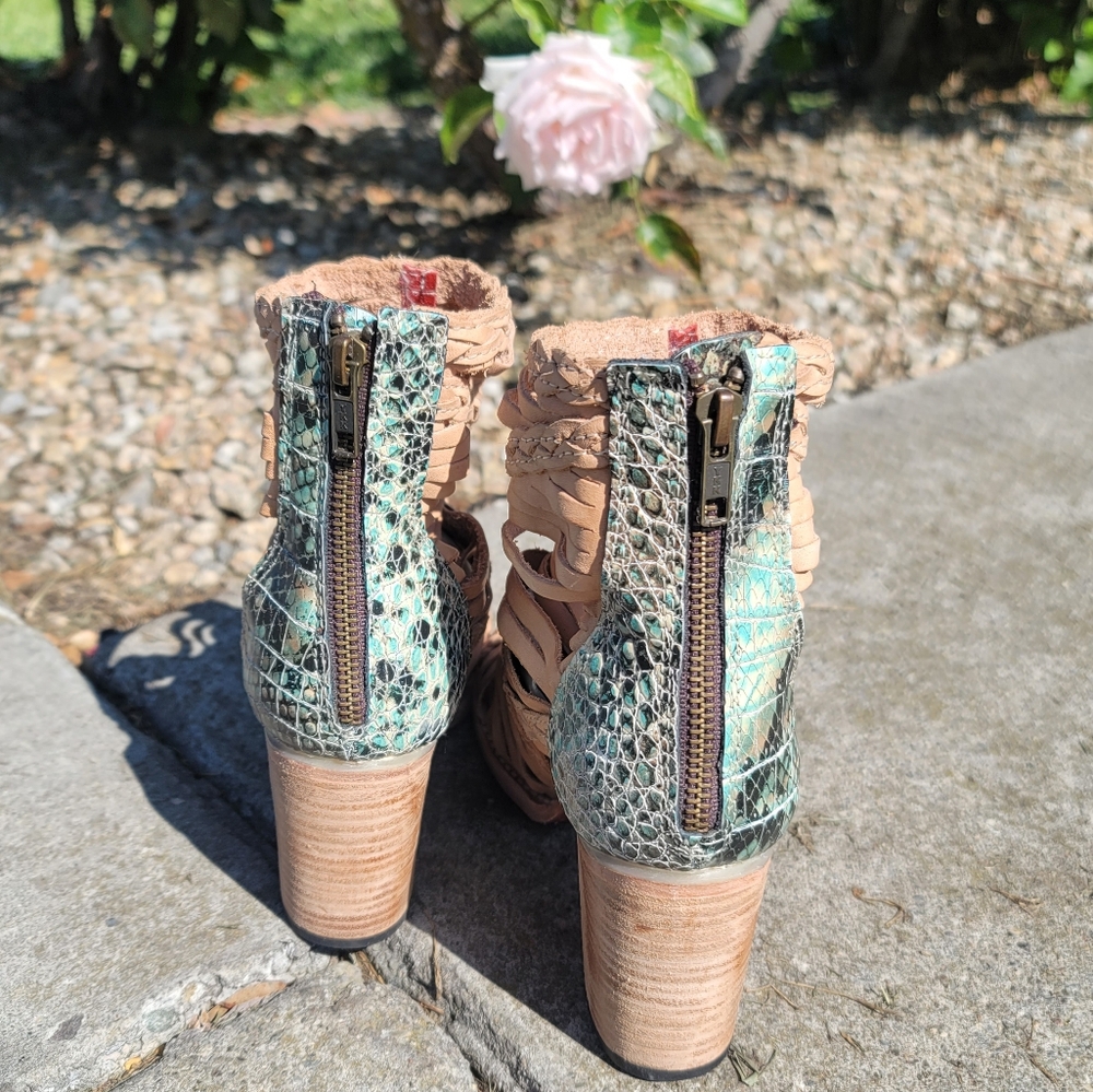 NWOT Freebird by Steven Bela Heel Booties Taupe Turquoise Snake Skin Size 9 - Picture 7 of 8